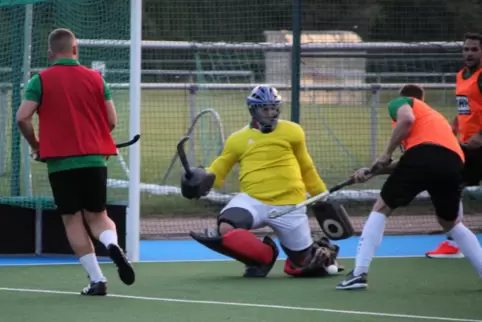 Katzweilers Fußball-Keeper Edgard Bader hielt auch in ungewohnter Hockeymontur großartig.