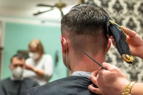 Ursache für die Pilzinfektion ist laut Friseurinnung fast immer mangelnde Hygiene.