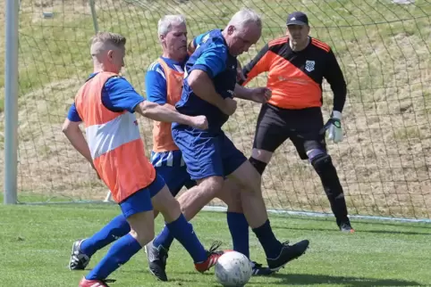 Zu viele saarländische Gegner in hellroten „Leibchen“ für Markus Brämer von der SG Sauerbachtal.