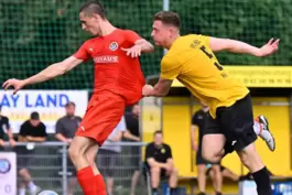  VfB-Spieler Yannick Renner (rechts) zupft Valentyn Hodovanets am Trikot. Er stoppt ihn aber nicht. Der 08-Fußballer erzielt das