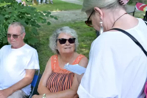 Mit Mann und Fahrrädern aus Speyer-West zum Picknick-Konzert gekommen: Ellen Korelus-Bruder (rechts) im Gespräch mit Petra Machh