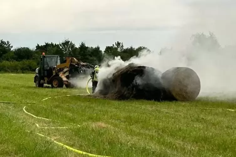 Die Feuerwehr bekam Hilfe vom Bauhof. Mit einem Bagger wurden die Heuballen auseinander gezogen. 