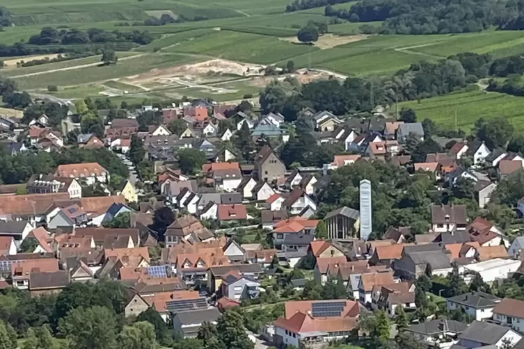 Der Turm der protestantischen Kirche prägt das Ortsbild Klingenmünsters.