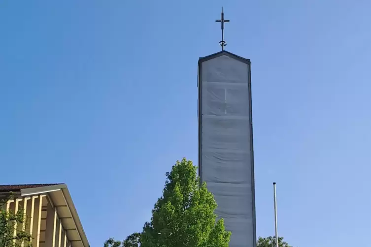 Seit 2018 steht der Kirchturm schon da wie von Christo verhüllt.