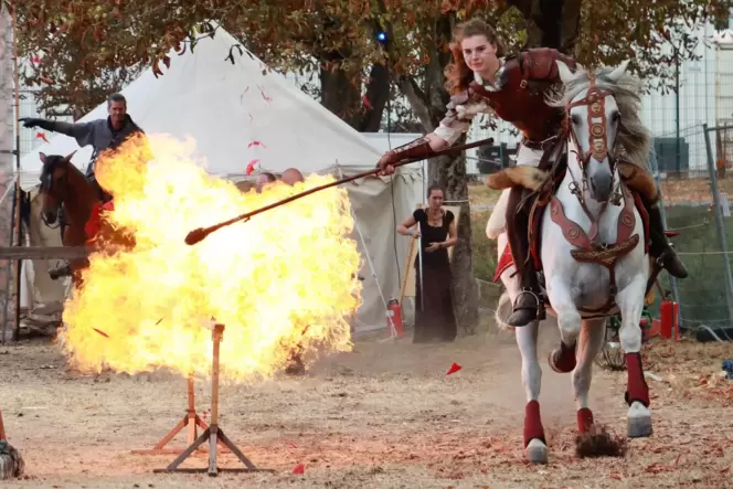 Eine Feuershow zu Pferde können die Besucher beim Mittelalter-Spektakel in Neuhofen bestaunen.