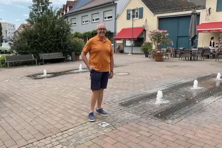 Oft ein Treffpunkt im Alltag und bei Veranstaltungen – Dieter Weißenmayer an den Wasserspielen auf dem Schillerplatz im Zentrum.