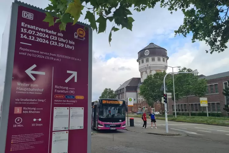 Kaum zu übersehen: Hinweistafeln und Busse tragen ein sattes Purpur als Farbe. 