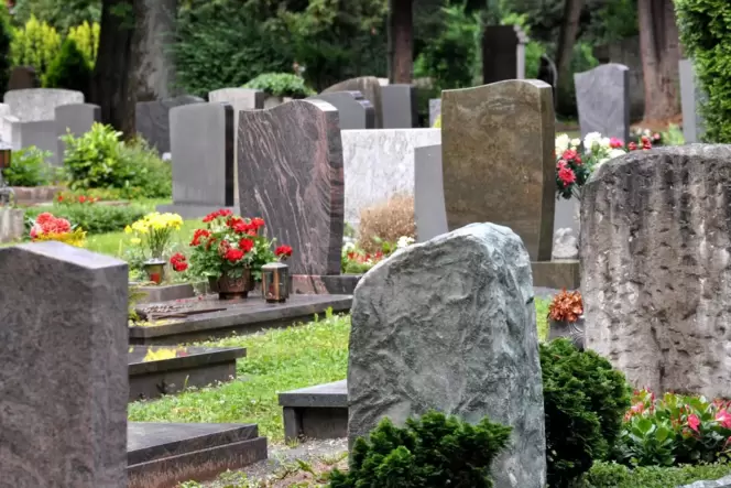 Die Grabsteine auf den Landauer Friedhöfen werden auch in diesem Jahr auf Standsicherheit geprüft.