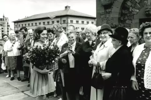 Schnappschuss aus dem Jahr 1972: Irene Birkmann verteilt Rosen an die Teilnehmerinnen einer Stadtrundfahrt.