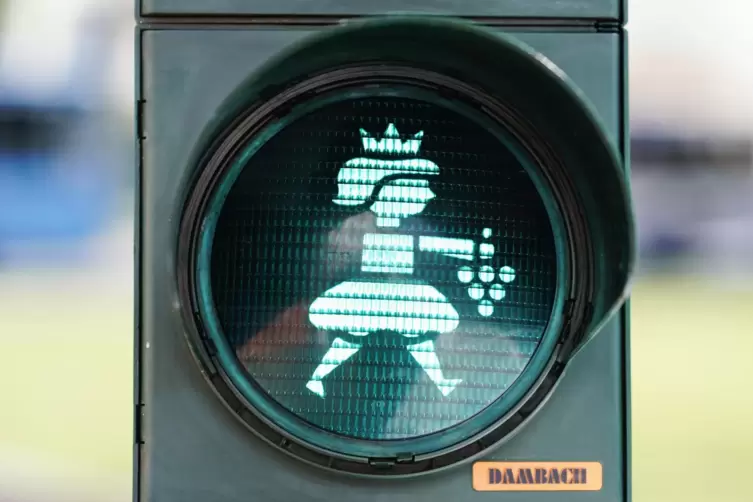 Weinköniginnen mit Krone sind in Neustadt auch ein Ampelmotiv. 