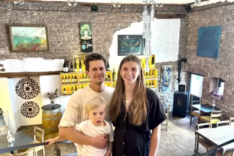 Hat sich mit ihrer eigenen Weinbar in Weilerbach einen Lebenstraum erfüllt: Inhaberin Lina Friedel mit ihrem Mann Lukas und Sohn