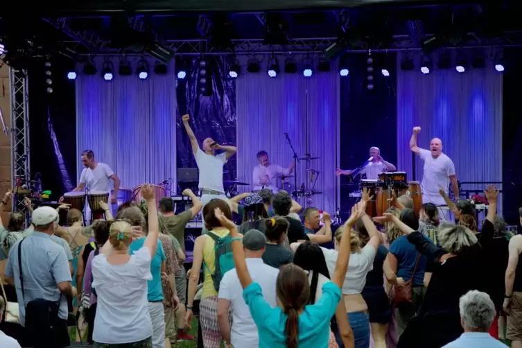 Versunken in die Musik: Orange beim Konzert auf der Limburg.