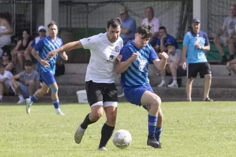 Hendrik Englert (links) von der SpVgg Gauersheim im Spiel um Platz drei im Duell mit Niklas Magsamen von der TSG Zellertal. 