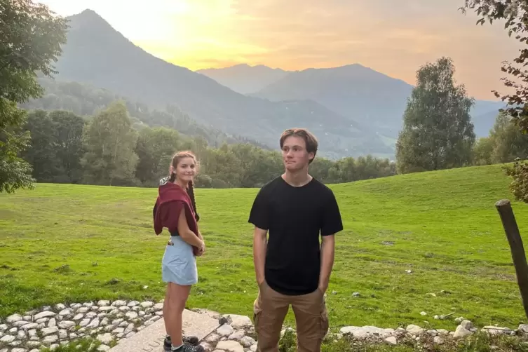 Izouan (rechts) und Maïna Le Tohic nehmen an den Olympischen Spielen in Paris teil. Er als freiwilliger Helfer, sie in einem int