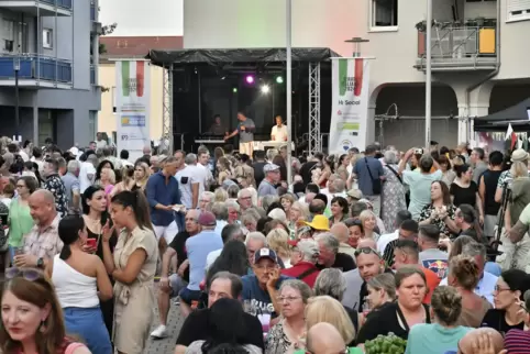 Voller Erfolg: Der Kurpfalzplatz war zur Serata Italiana am Samstag wieder gut gefüllt. 