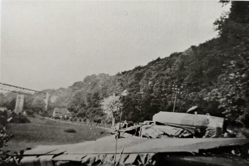 Der Rumpf lag nach dem Absturz des britischen Flugzeugs am 10. August 1943 auf der Straße zwischen Eiswoog und Ramsen vor der al