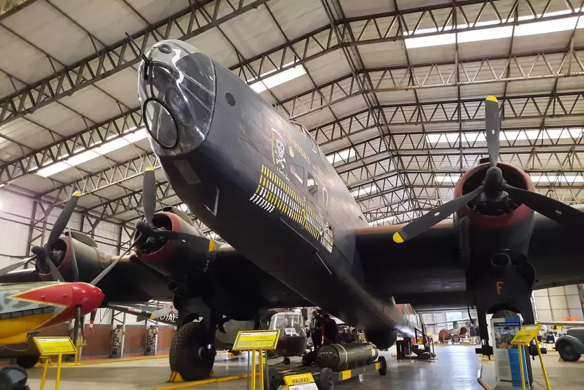 Einer der zwei weltweit noch existierenden Halifax-Bomber. Erik Wieman war voriges Jahr im Yorkshire Air Museum in England, um a