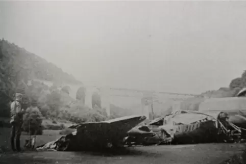 Der Rumpf lag nach dem Absturz des britischen Flugzeugs am 10. August 1943 auf der Straße zwischen Eiswoog und Ramsen.
