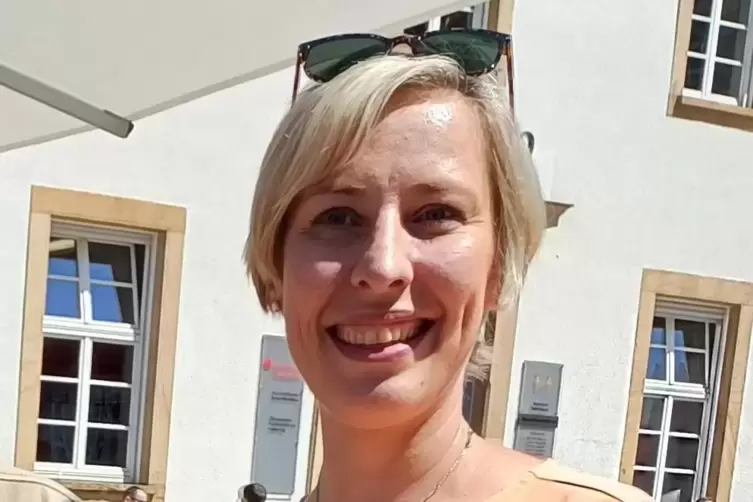 Sonnenbrille bereit: Stefanie Seiler nach Urlaub in Speyer.