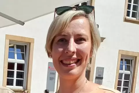 Sonnenbrille bereit: Stefanie Seiler nach Urlaub in Speyer.
