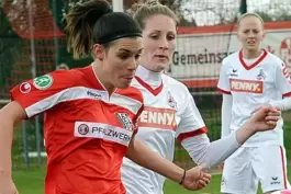 2014 war Romina Konrad für den 1. FFC Niederkirchen am Ball, hier gegen die Kölnerin Maike Seuren. 