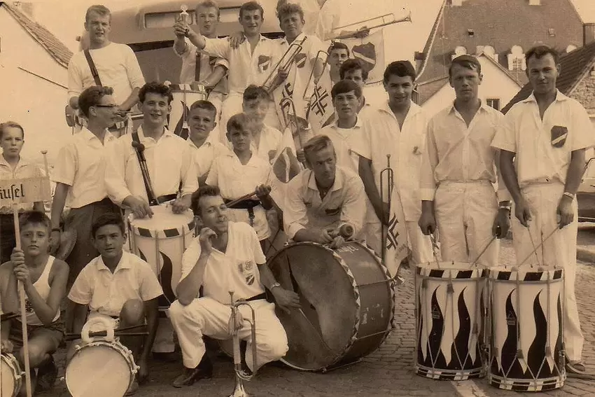 Dauerbrenner beim Messe-Umzug: der Kuseler Fanfarenzug, hier eine aufnahme aus den 1960er Jahren.