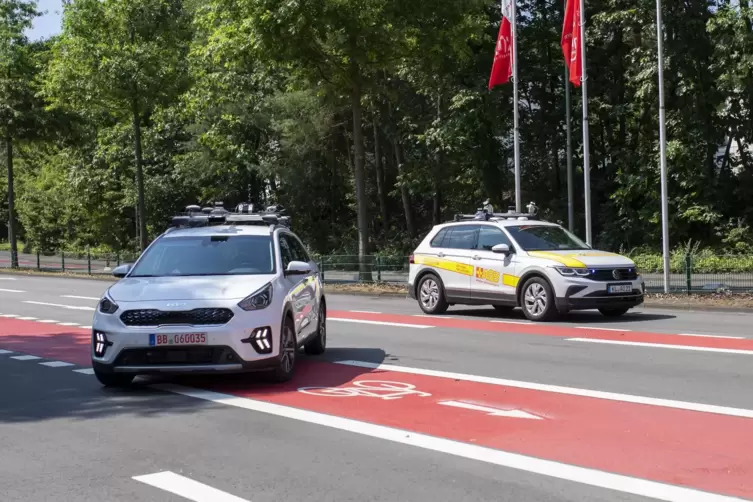 Nach rechts gesteuert: Eines der autonomen „Aorta“-Testfahrzeuge macht den Weg frei für den Rettungsdienst.