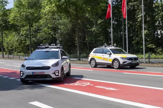 Nach rechts gesteuert: Eines der autonomen »Aorta«-Testfahrzeuge macht den Weg frei für den Rettungsdienst.