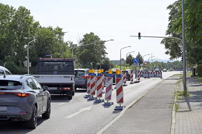 Verkehrsproblem: Als sich das Loch auftat, wurde der Verkehr noch vorbeigeleitet. Aus Sicherheitsgründen ist inzwischen auch der