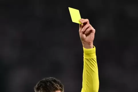 Fußballer, die sich beim Schiedsrichter beschweren, sehen die Gelbe Karte. 