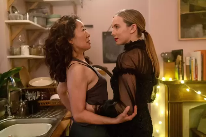 In »Killing Eve« spielt Sandra Oh (links) eine Agentin, die einer Profikillerin (Jodie Comer) doch recht nah kommt.