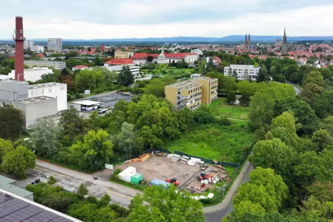 Begehrter Bauplatz: Zwischen Judomaxx (Vordergrund), Landesuntersuchungsanstalt (hinten) und altem Heizwerk (links) will die Sta