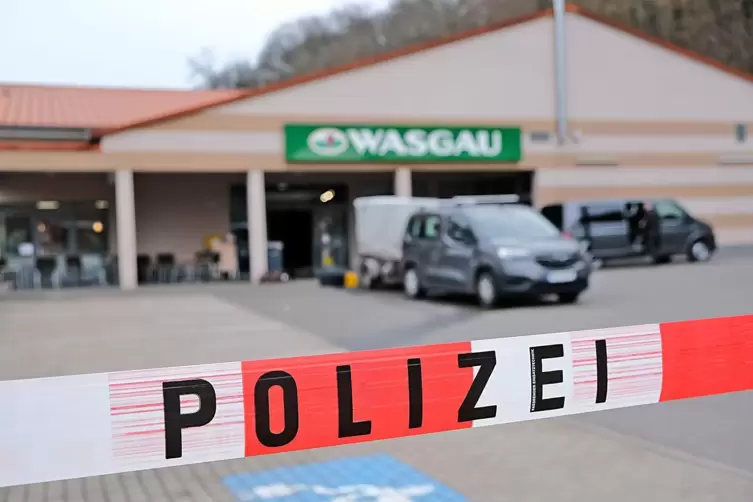 Am Tag nach der Sprengung musste der Contwiger Wasgau-Markt geschlossen bleiben. 