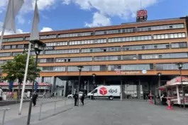 Das neue Fahrradparkhaus soll auf dem Bahnhofsvorplatz inmitten der Saarbrücker Innenstadt gebaut werden. 