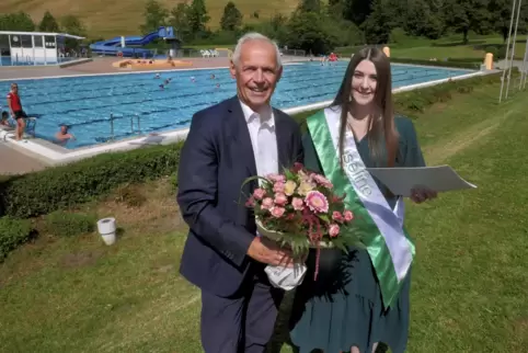 Verbandsgemeindebürgermeister Stefan Spitzer überreicht Kuseline Jil Biedinger eine Saisonkarte für das Altenglaner Freibad sowi