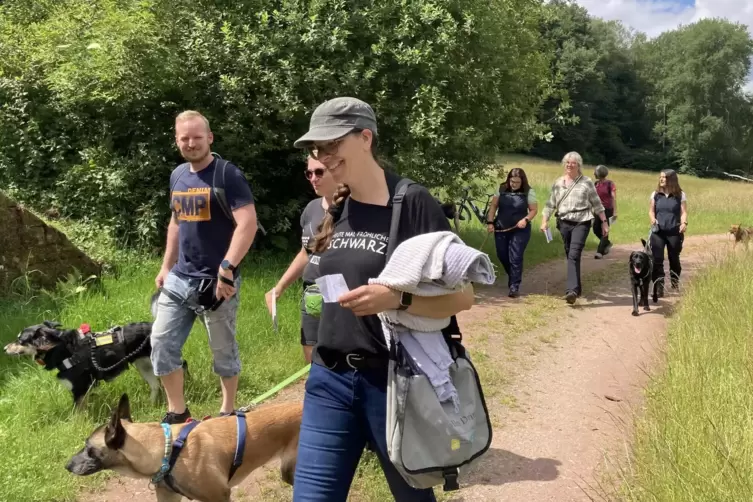 Hundetrainerin Rahel Chini (vorne im Bild) führt die Krimi-Wanderer und ihre Vierbeiner zur nächsten Aufgabe. 