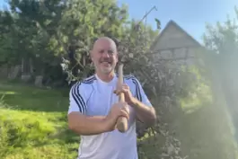 Gartenarbeit statt Handball: Thorsten Koch verbringt die Zeit gerne auf seinem großen Grundstück. 