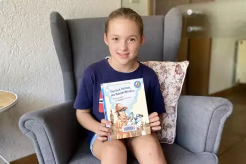 Die siebenjährige Eva Form empfiehlt ihr Buch allen, die spannende Geschichten lieben. 