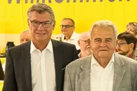 Der neu gewählte SWFV-Präsident Thomas Bergmann gratuliert Udo Schöneberger (rechts) zu einer ganz besonderen Auszeichnung.