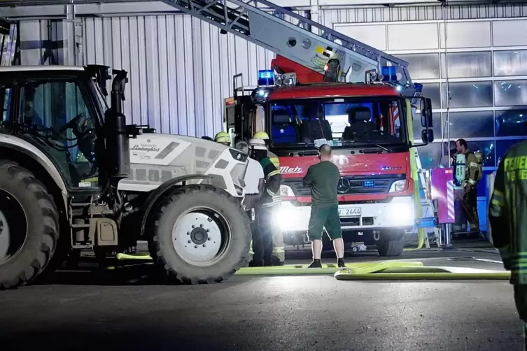 Die Feuerwehr war bis in die Nacht hinein mit den Löscharbeiten beschäftigt. 