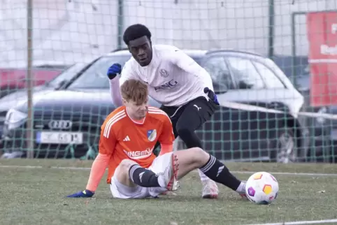 Hergie Koloko (hinten) ist einer der vier Spieler, die bereits in der Vorsaison für den TuS Rüssingen spielten und beim Verbands