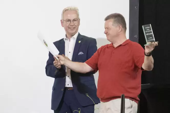 Roland Eifler (rechts) freut sich über seine Auszeichnung als Trainer des Jahres 2023. Da applaudiert auch Landrat Rainer Guth.