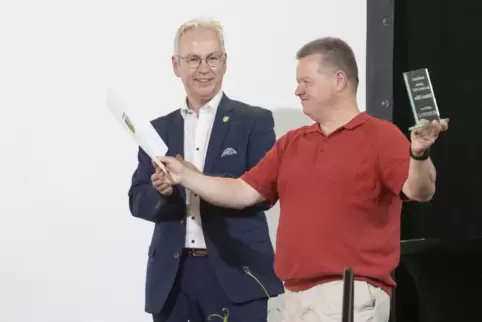 Roland Eifler (rechts) freut sich über seine Auszeichnung als Trainer des Jahres 2023. Da applaudiert auch Landrat Rainer Guth. 