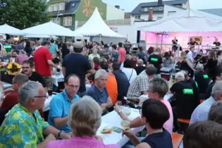 Vier Tage Wein und Musik genießen: Geselligkeit beim Grünstadter Weinwettstreit.