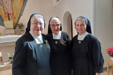 Dienstjubiläen im Nardinihaus: Die Schwestern Engeltraud (links) und Antonella (Mitte) legten vor 60 Jahren ihr „ewiges Gelübde“