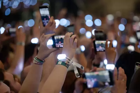 Fans filmen ein Konzert der Sängerin Taylor Swift