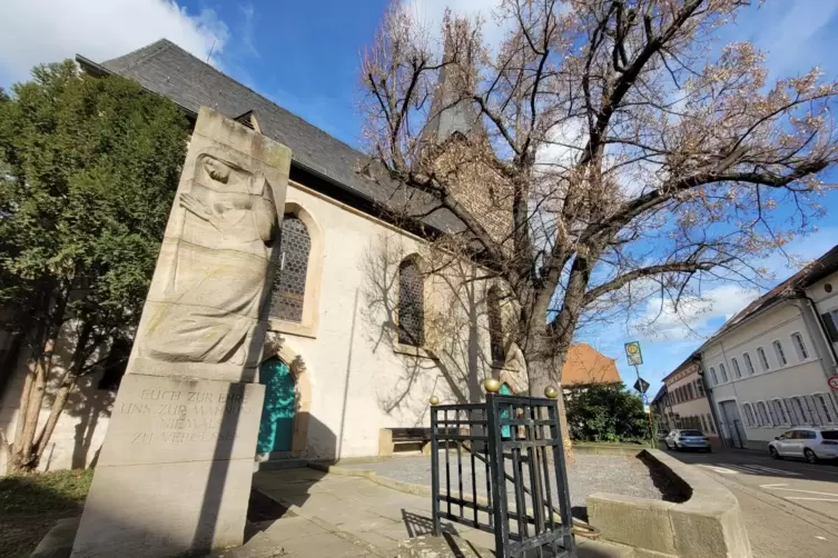 Auf den Platz vor der protestantischen Kirche sollte eine Außenbestuhlung des Bistros und Eiscafés Di Bello kommen. Was folgte, 