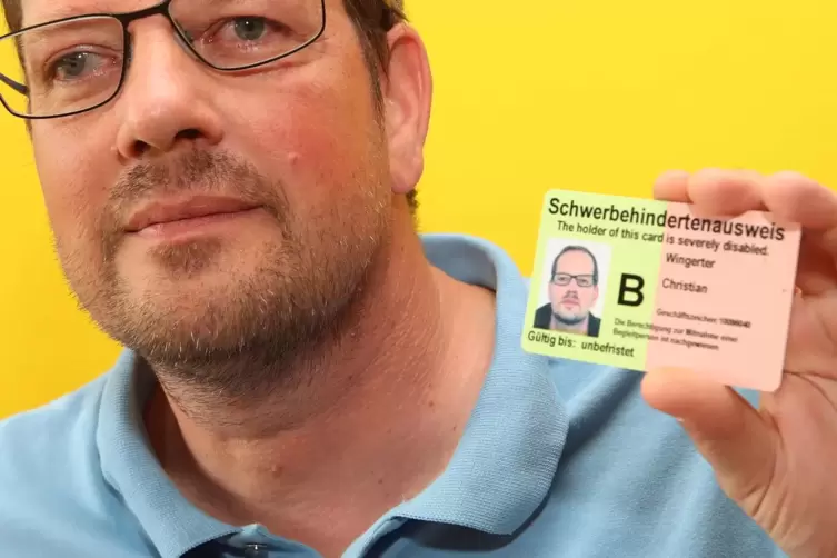 Christian Wingerter mit seinem Schwerbehindertenausweis. 