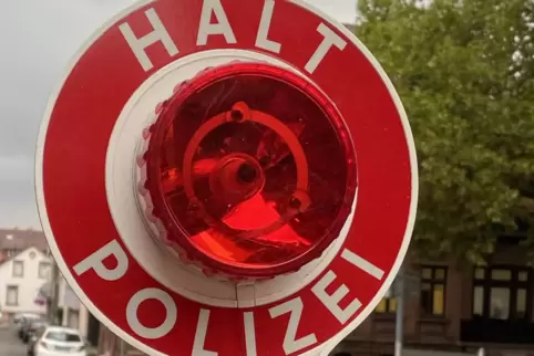 Das Signal der Polizei, sein Motorrad zu stoppen, hat der Mann ignoriert. 