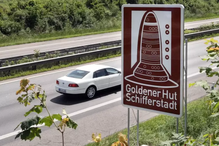 Auch an der A61 wird auf den Goldenen Hut hingewiesen. 